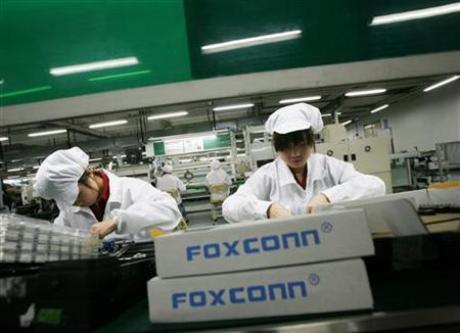 Foxconn поднимает зарплату рабочим на 30%