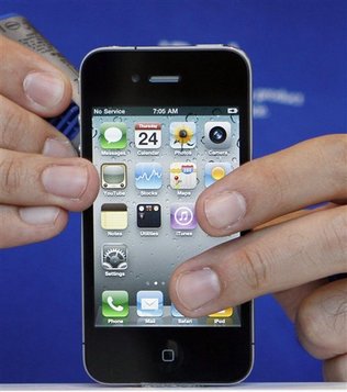 Apple не собирается отзывать iPhone 4 из продажи