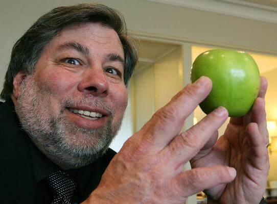 Steve-Wozniak-holds-green-Apple.jpg