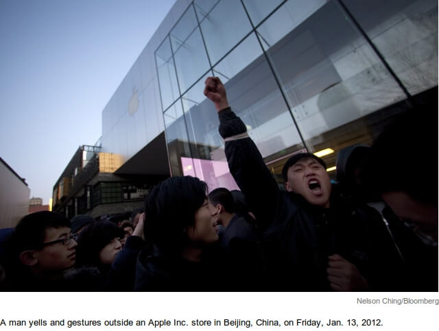 Возле пекинского Apple Store 13 января 2012 года Возле пекинского Apple Store 13 января 2012 года